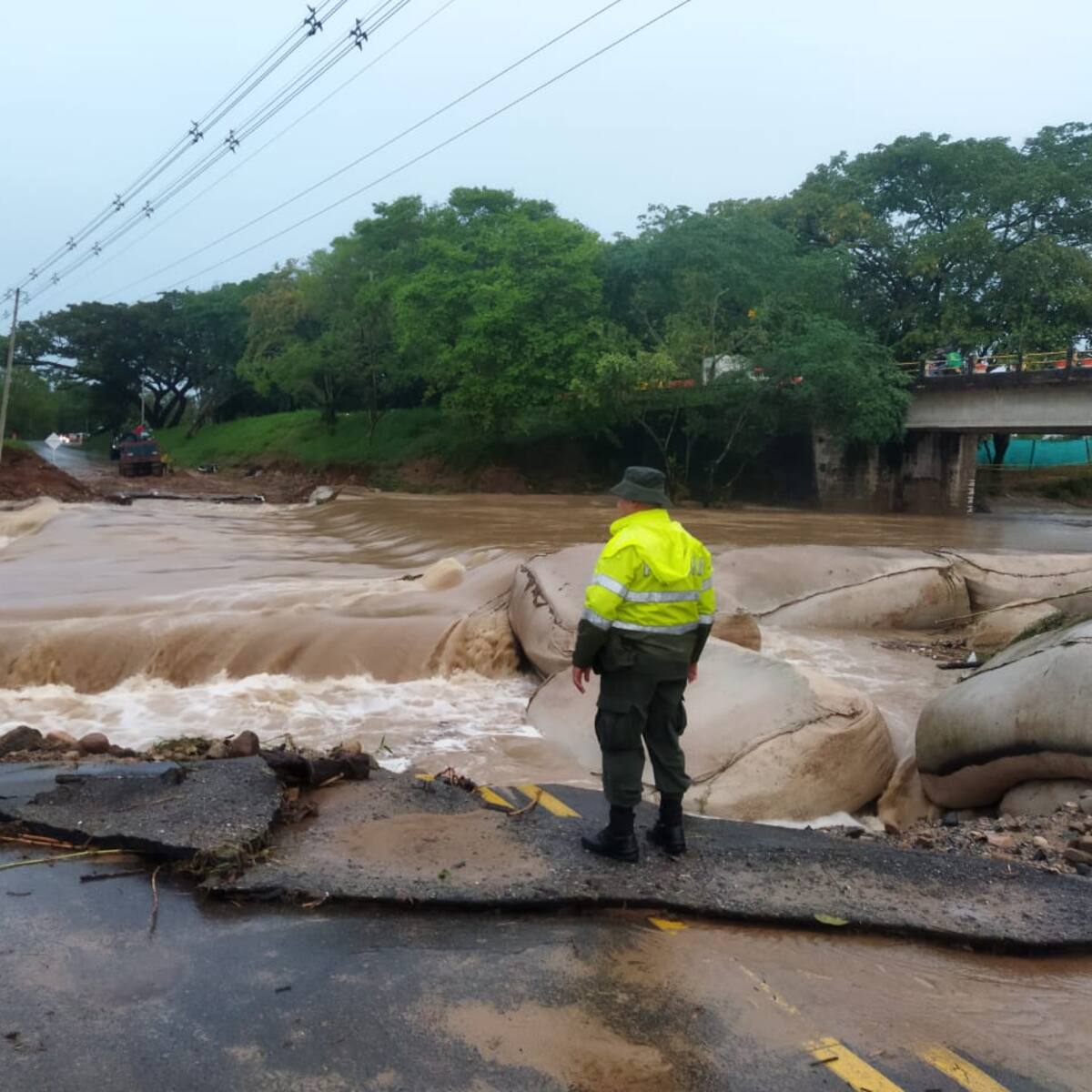 Solo paso a vehículos de carga liviana en la vía Garzón-Neiva-Ruta 45