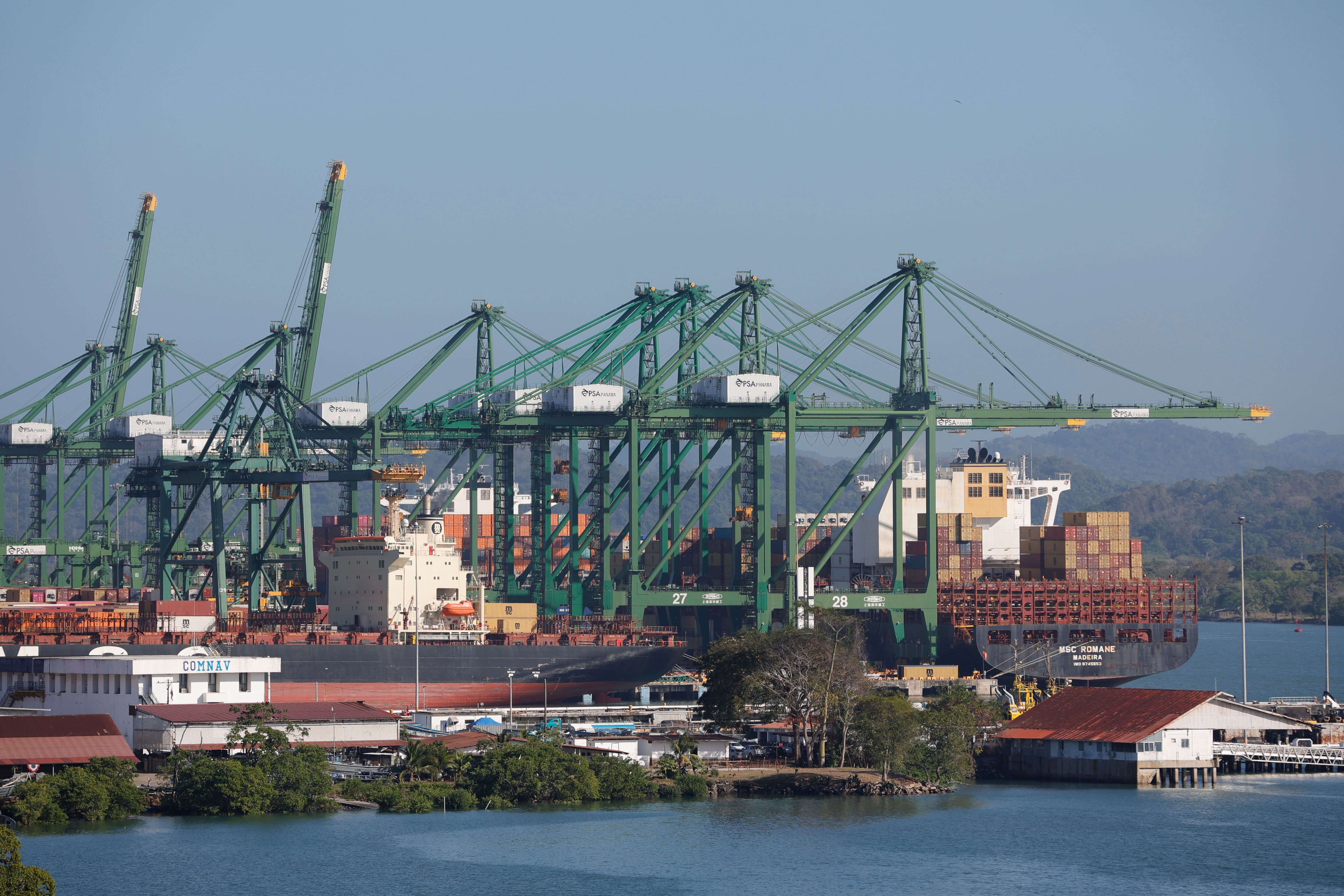 El Canal de Panamá informó este viernes que licitará un proyecto para el transporte de productos energéticos, en el marco de la diversificación de los servicios complementarios al paso de buques. EFE/ Bienvenido Velasco ARCHIVO