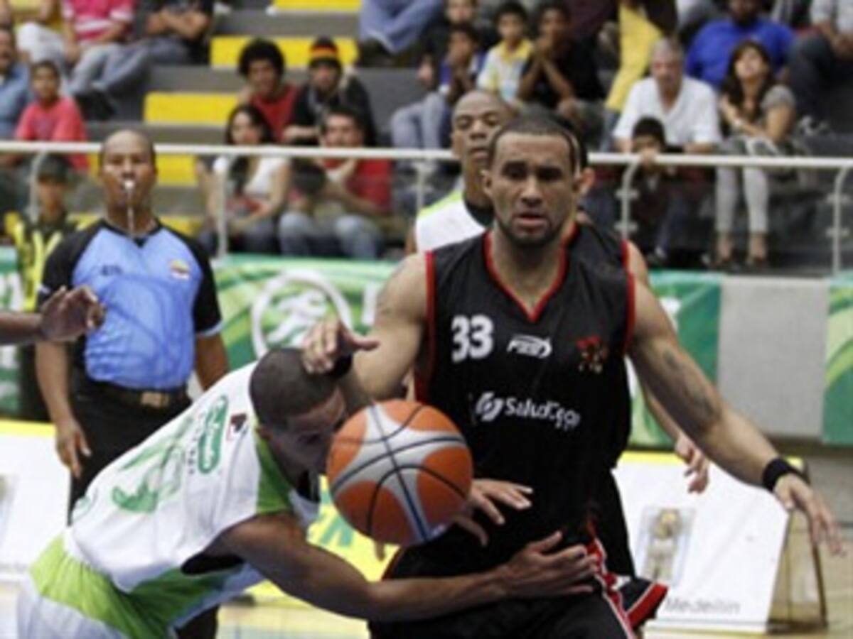 Arrieros ganan primer juego por la final del baloncesto colombiano