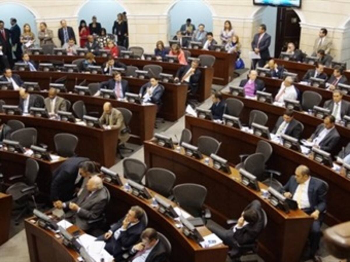 Benedetti dice que Congreso no sirve para nada y critica acuerdo contra matrimonio gay
