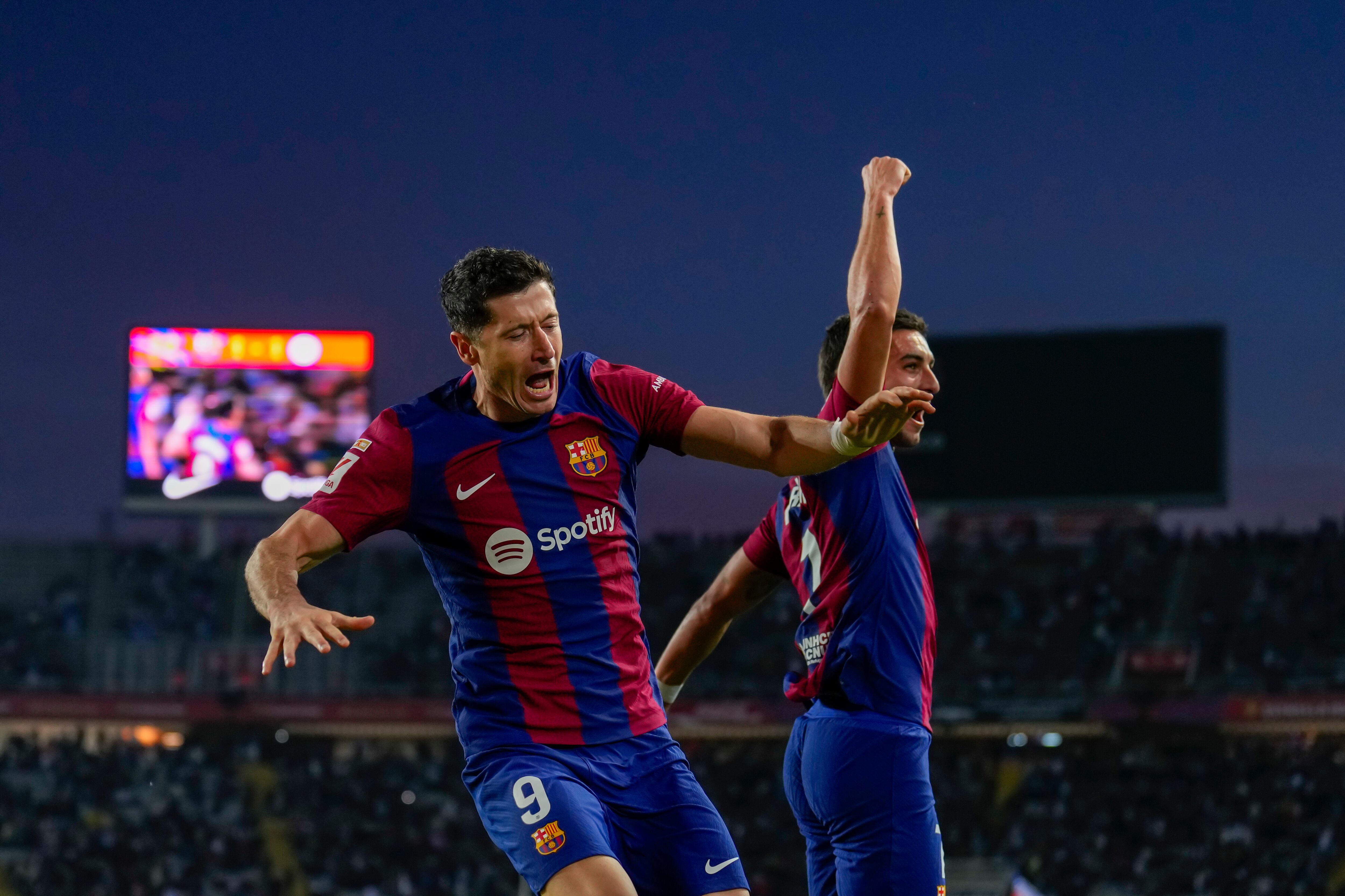 BARCELONA 12/11/2023.- El delantero polaco del Barcelona, Robert Lewandowski (i) celebra uno de sus goles, durante el partido correspondiente a la jornada 13 de LaLiga que disputan FC Barcelona y Deportivo Alavés este domingo. EFE/ Alejandro García