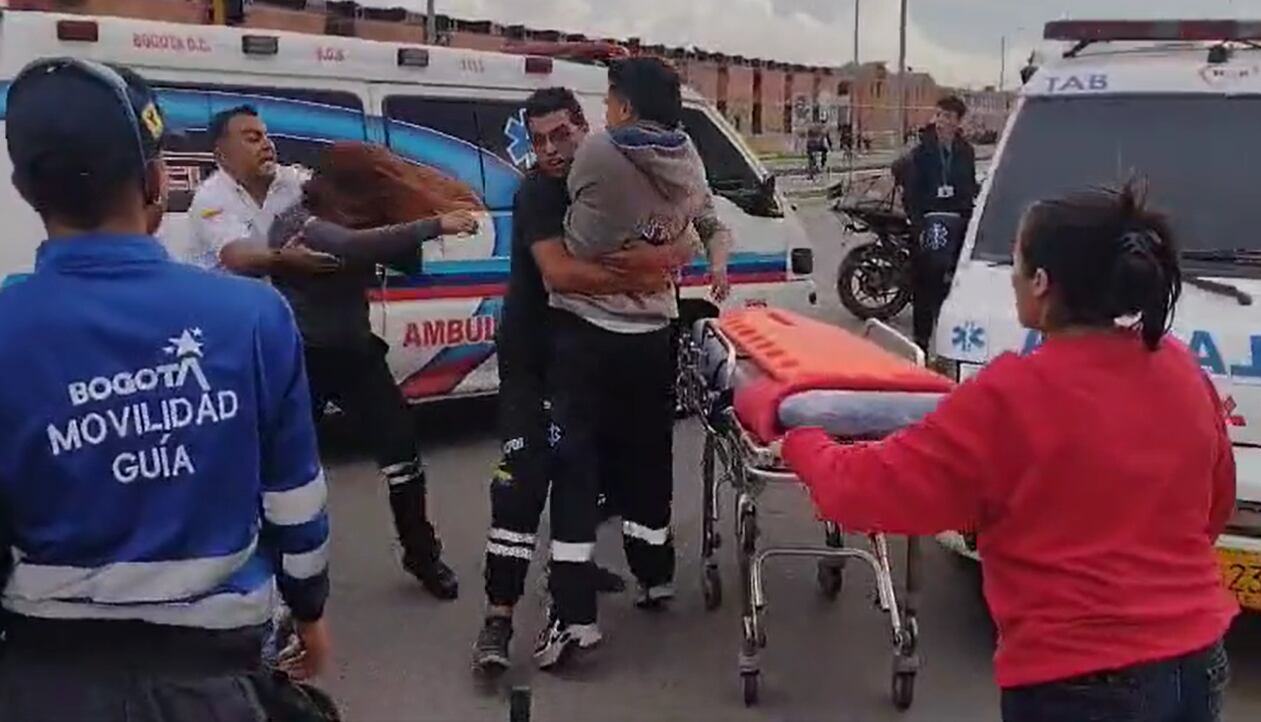 VIDEO: A puños y patadas, enfermeros se pelean la atención de un paciente en Bogotá