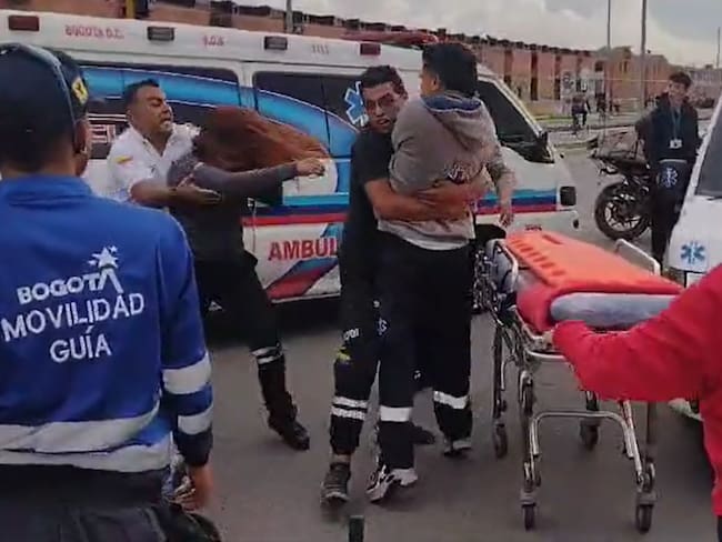 VIDEO: A puños y patadas, enfermeros se pelean la atención de un paciente en Bogotá