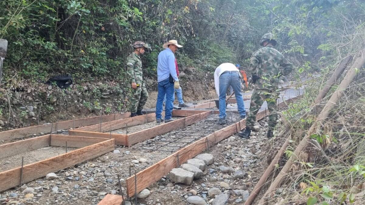 Ejército apoya construcción de placa huella en el norte del Tolima