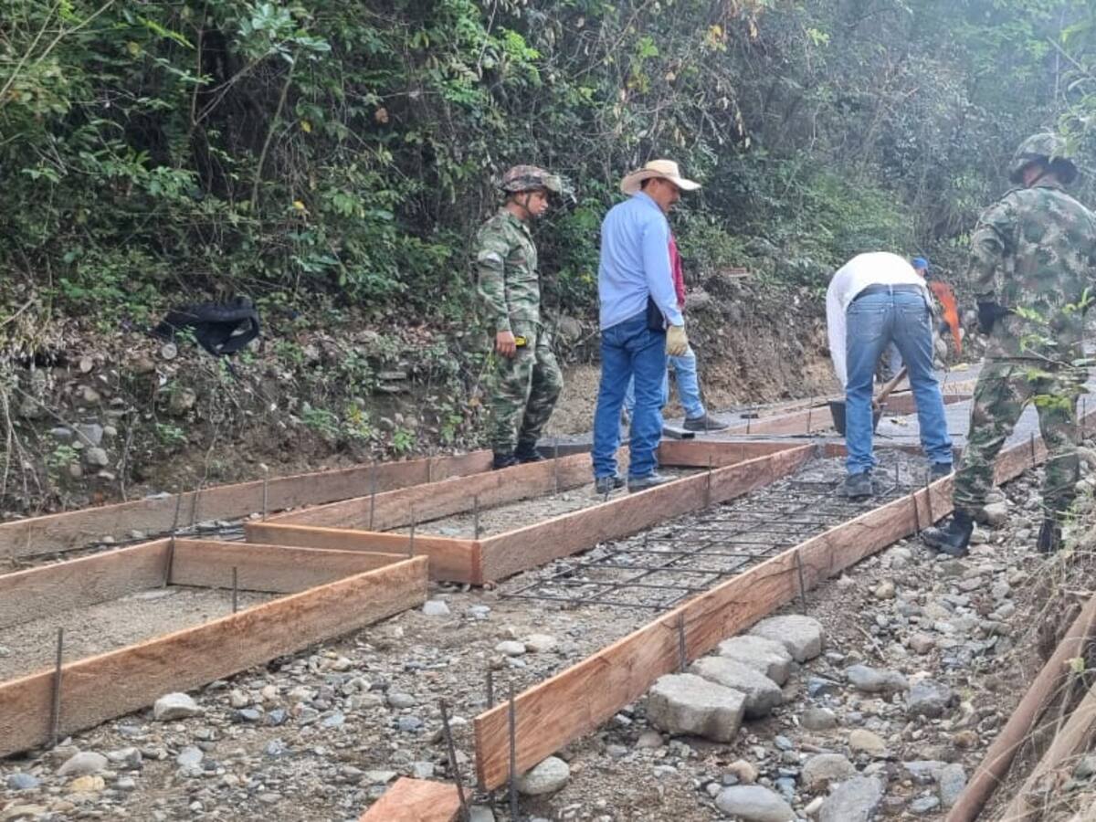 Ejército apoya construcción de placa huella en el norte del Tolima