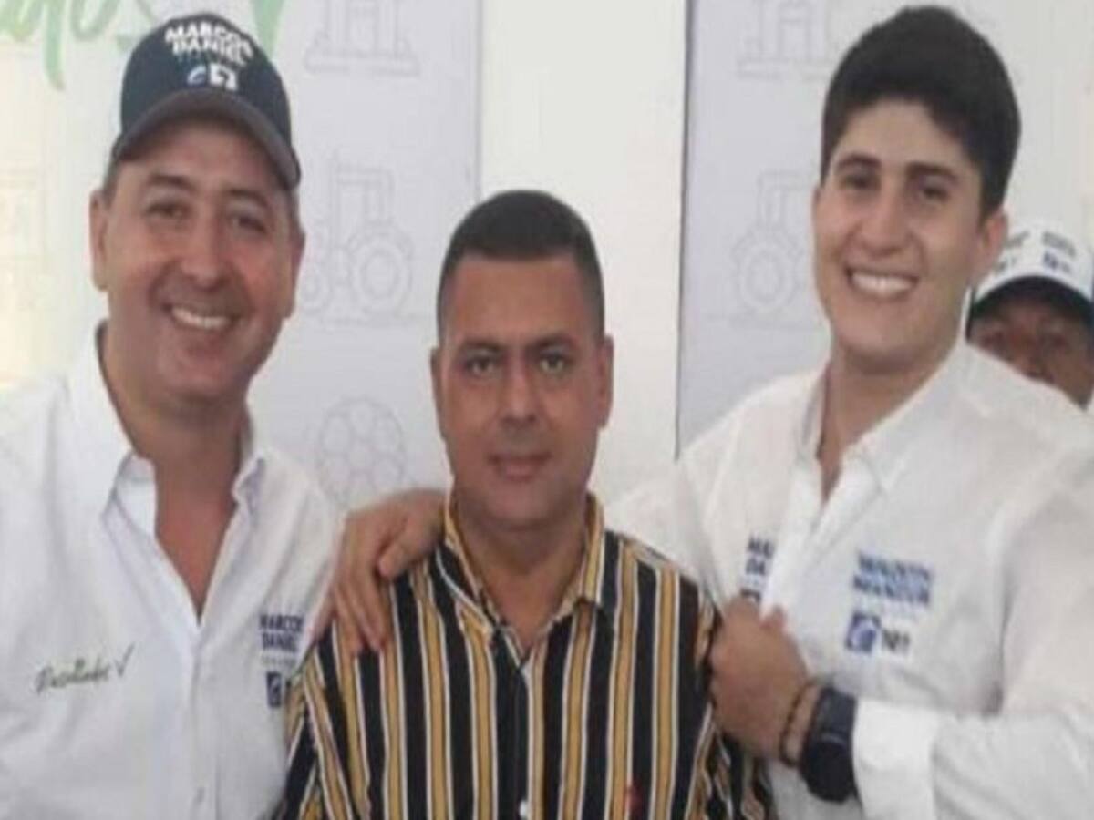 Polémica en Córdoba por foto de un registrador con candidatos al Congreso