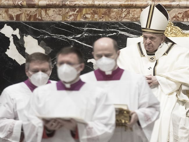 El Papa Francisco durante la celebración del Día de Reyes bajo todos los protocolos de bioseguridad.