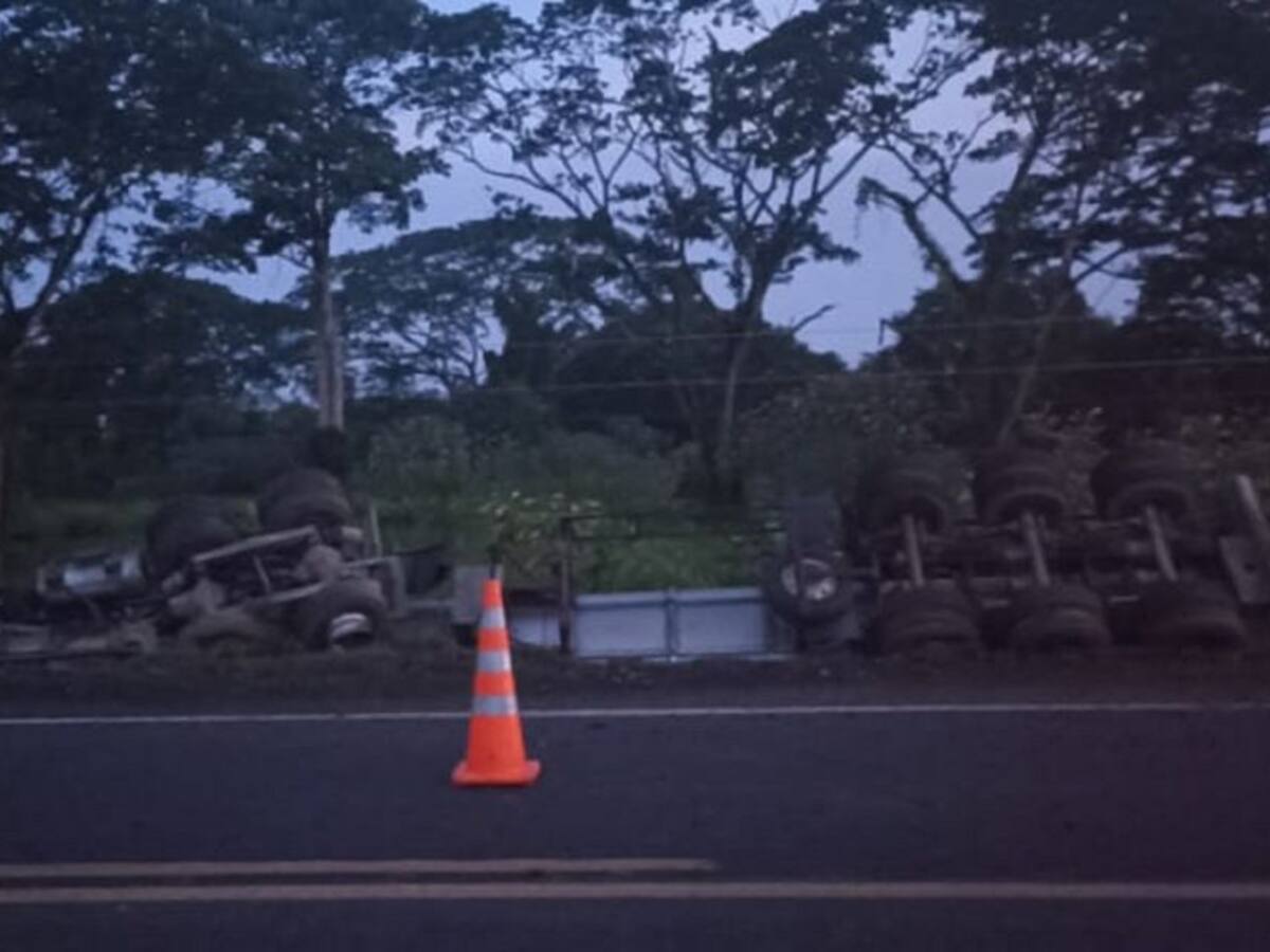 Conductor de tractomula falleció tras salirse de la vía en María La Baja