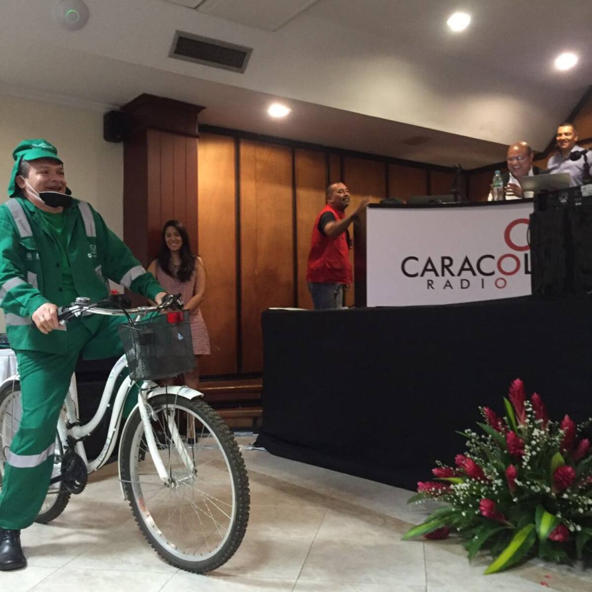 Don Jediondo llegó en bicicleta, y bromeó hablando del video de Carlos Vives y Shakira, grabado recientemente en la ciudad. 