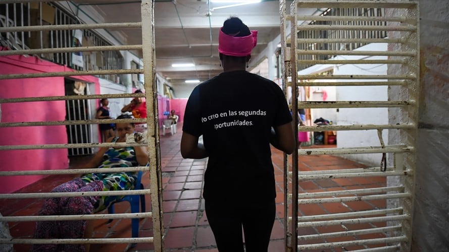 Tras practicar 1.100 encuestas en cárceles del país, el 85% de mujeres eran madres al momento de su encarcelamiento y el 54% de ellas sostenían hogares con hijos menores de edad. Foto: Getty Images