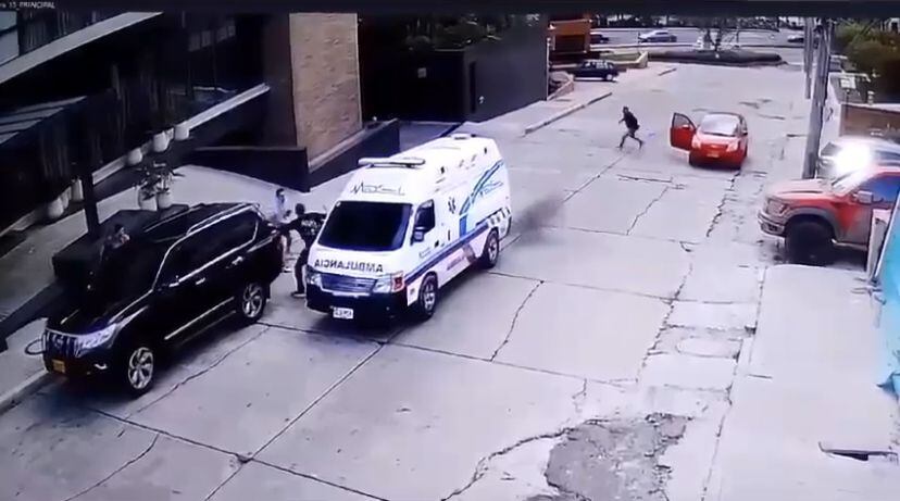 Momento en el que es alcanzado un hombre, por personas armadas en la calle 93.