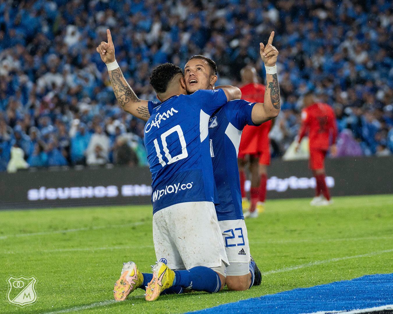 Leonardo Castro celebra el segundo gol de Millonarios / Twitter: @MillosFCOficial.