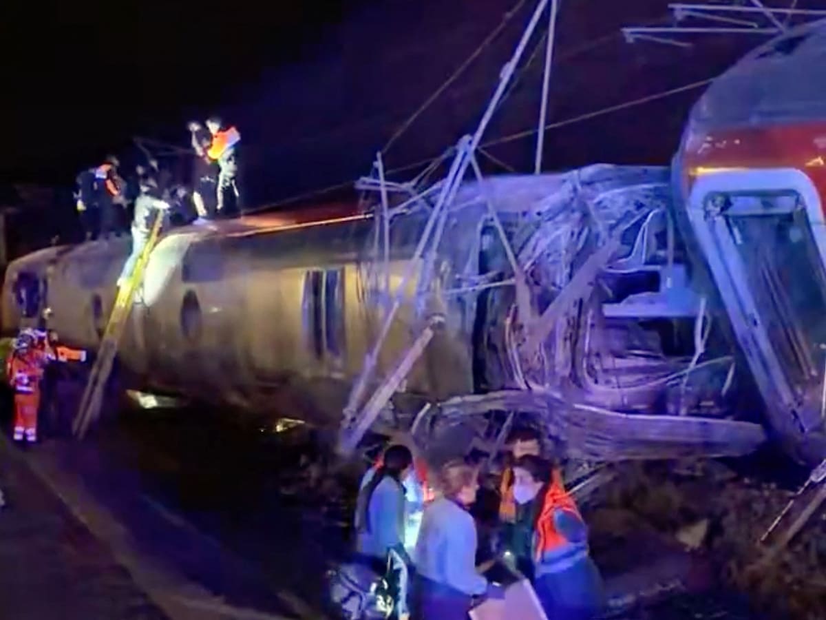 Al menos 39 muertos por una aparatosa colisión de dos trenes en Córdoba, España