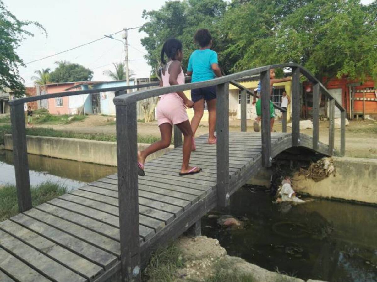 Instalan puentes peatonales reciclables en canales de la zona oriental de Cartagena