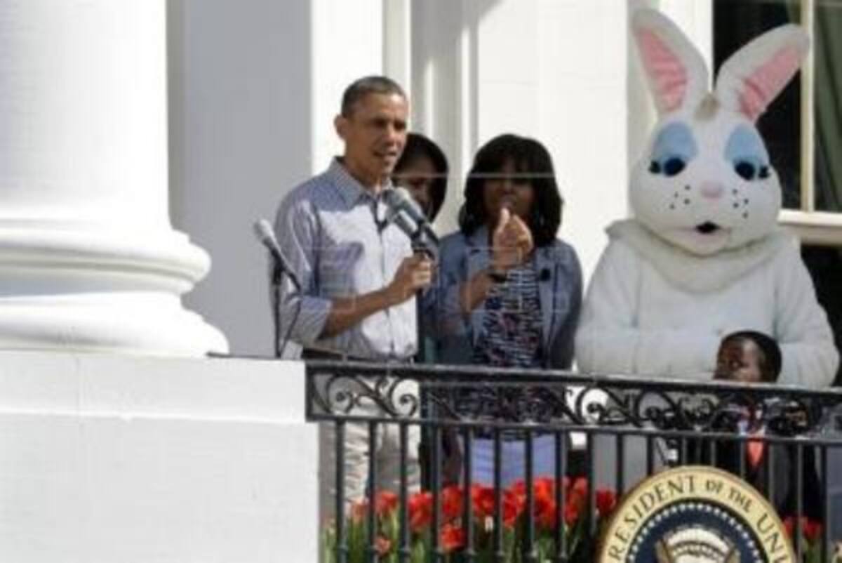El presidente estadounidense Barack Obama, su mujer Michelle Obama y el comediante "niño presidente" Robby Novak junto con el conejo de Pascua participan en el Easter Egg Roll en la Casa Blanca, en Washington, Estados Unidos hoy 01 de abril de 2013.