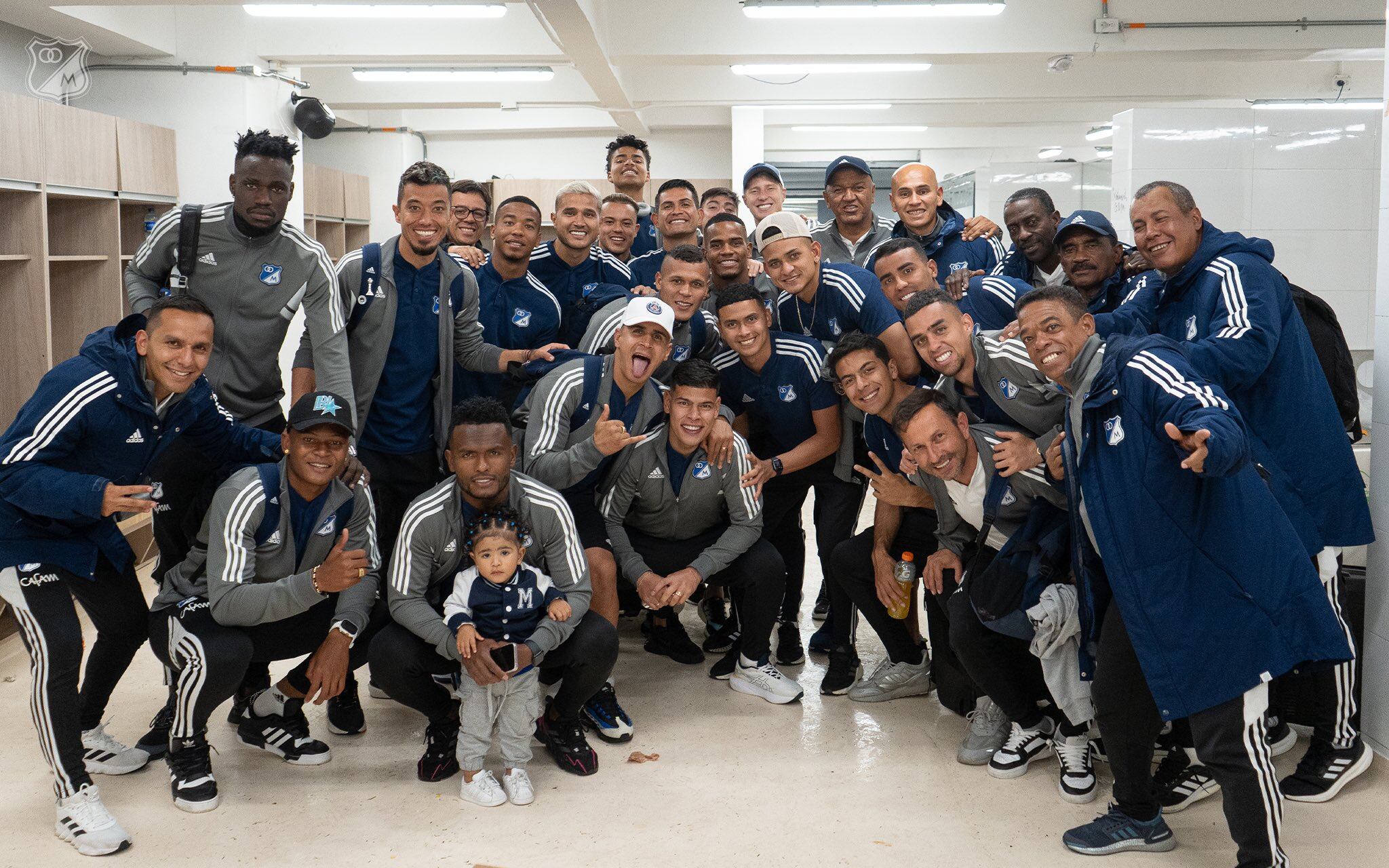 El plantel de jugadores de Millonarios tras la victoria al América / Twitter: @MillosFCoficial.