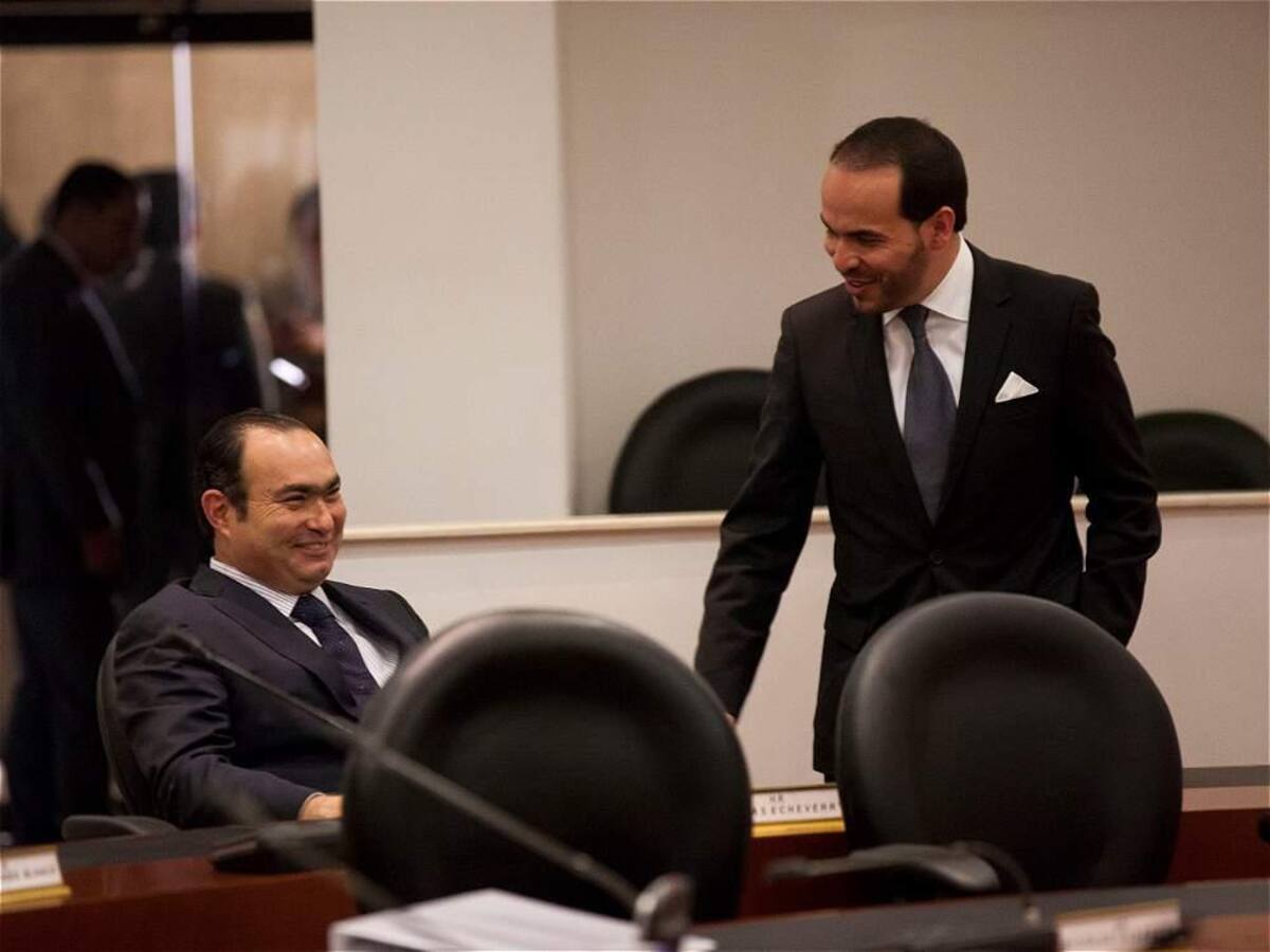 Durante el interrogatorio al magistrado Jorge Pretelt en la Comisión de Acusación por el escándalo de supuesto soborno a Fidupetrol y que tiene en la lupa a la Corte Constitucional, se conocieron estas imágenes donde aparece el magistrado investigado en aparente regocijo y riéndose junto con su apoderado, el abogado Abelardo de la Espriella. Foto: El Tiempo