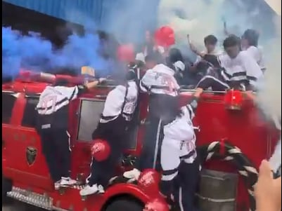 Estudiantes de Sabananeta llegan en carro de bomberos al colegio por inicio del grado 11- foto video de X