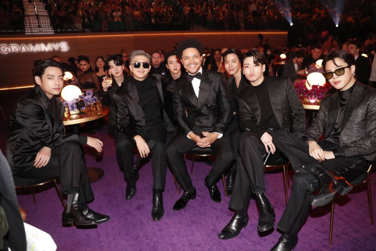 La banda junto al presentador de la edición número 64 de los Grammy, Trevor Noah. 