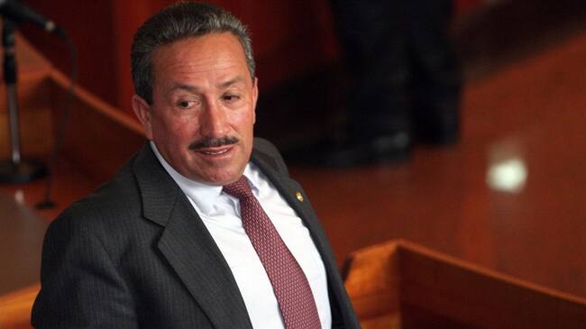 El coronel Hugo Aguilar y sus hijos, el ex gobernador de Santander, Richard Aguilar y el senador Mauricio Aguilar, acompañaron al vicepresidente German Vargas Lleras. Foto: Colprensa