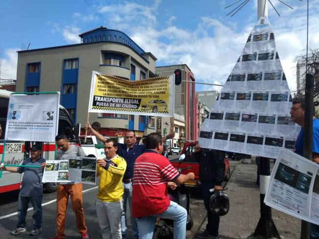 Taxistas siguen protestando por las fotomultas