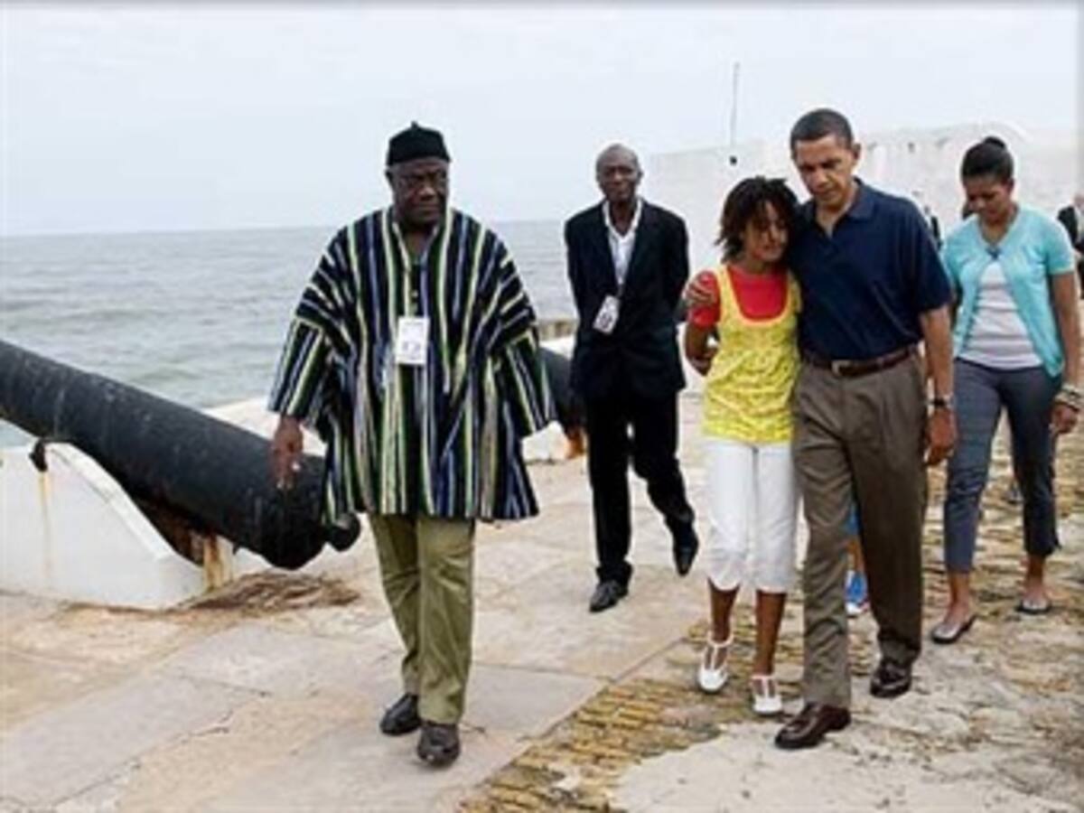 La familia de Obama visita el antiguo centro de esclavos de Cape Coast