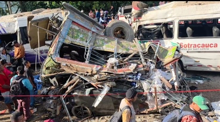 Así quedaron los vehículos afectados por explosivos en la vía Panamericana del Cauca. Crédito: Suministrada.