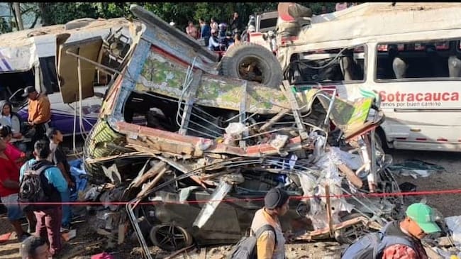 Así quedaron los vehículos afectados por explosivos en la vía Panamericana del Cauca. Crédito: Suministrada.