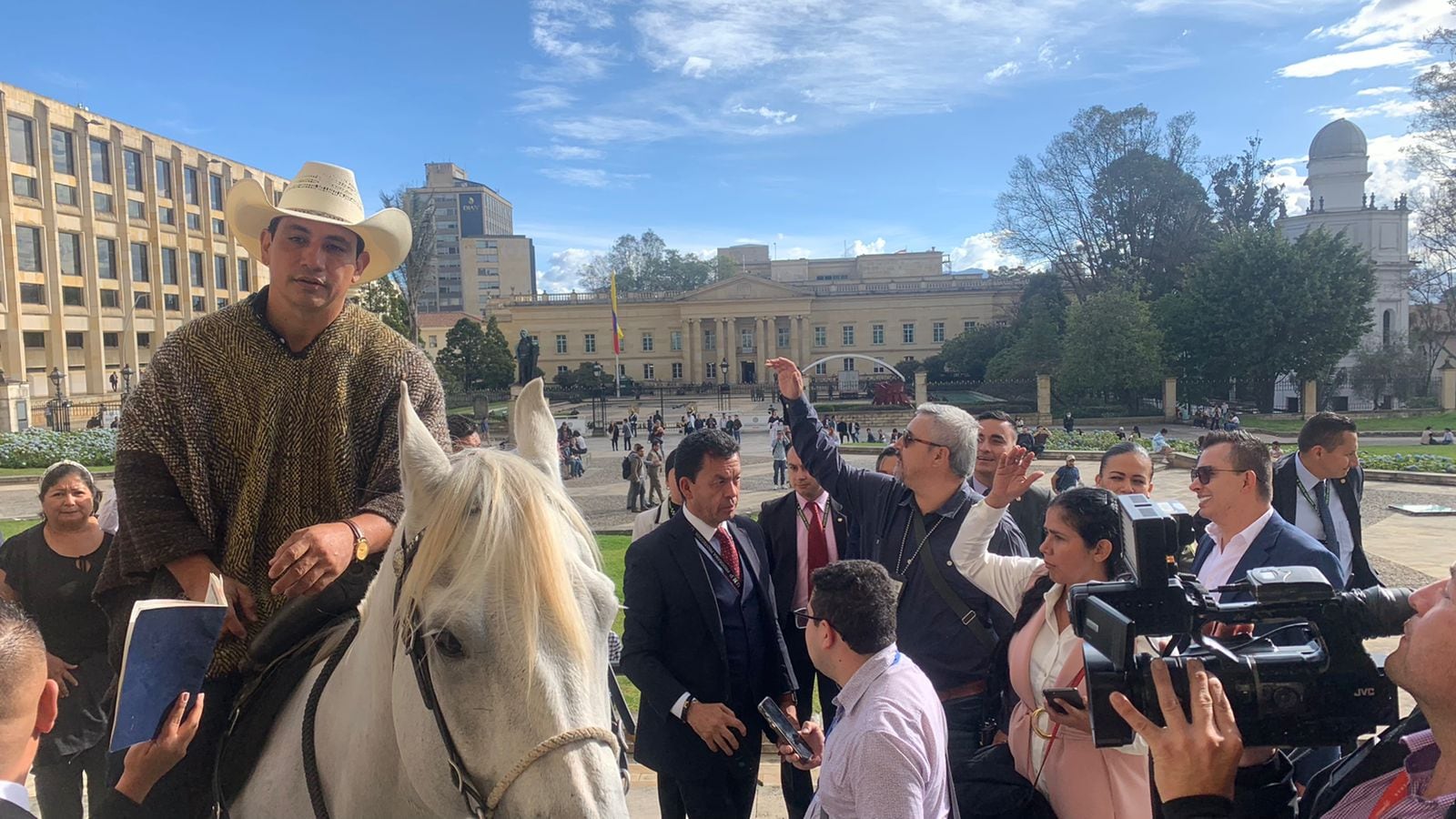 Alirio Barrera en caballo intentando ingresar al Congreso. Foto: Equipo de prensa Alirio Barrera