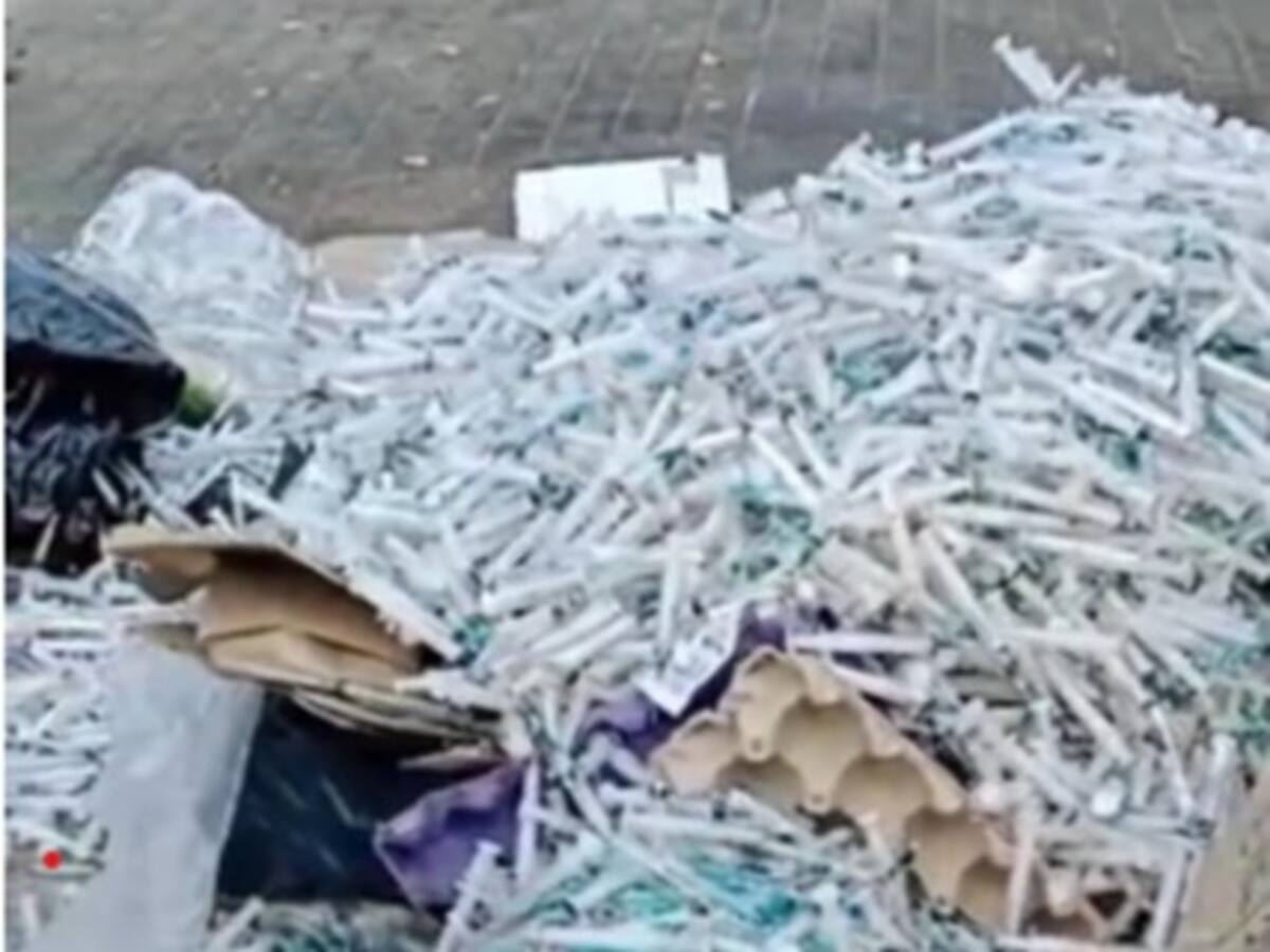 VIDEO | Cientos de jeringas con sus agujas fueron arrojadas en plena vía pública en Bucaramanga