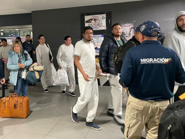Más de 100 colombianos deportados de EEUU llegaron a Bogotá en un vuelo de la Fuerza Aeroespacial
