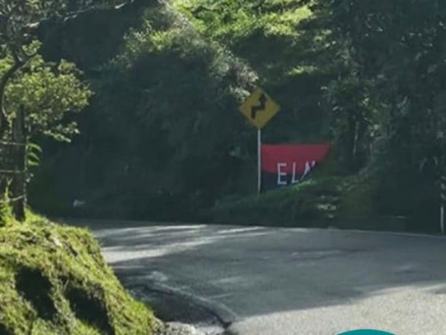 Explosivo y bandera del ELN en Valdivia. Foto: Cortesía.