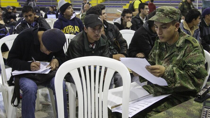 El comandante del Ejército Nacional, general Alberto José Mejía, explicó que la amnistía será por un año apenas se sancione la ley aprobada en Senado. Foto: Colprensa