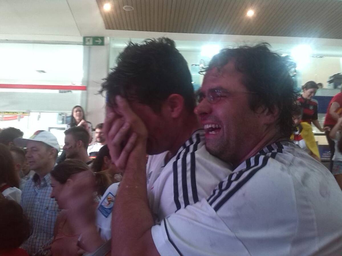 Con cornetas, banderas y cerveza la colonia alemana celebró el triunfo en el centro comercial Premium Plaza.