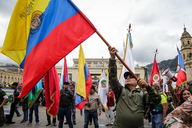 Protestas de veteranos de las Fuerzas Militares en la Plaza de Bolívar de Bogotá - Colprensa