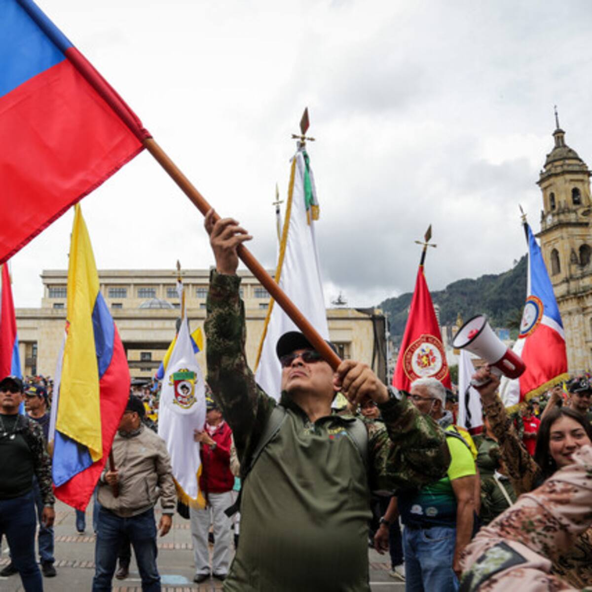 Reservistas y víctimas de la Fuerza Pública rechazan programa que exaltó a ‘Tirofijo’