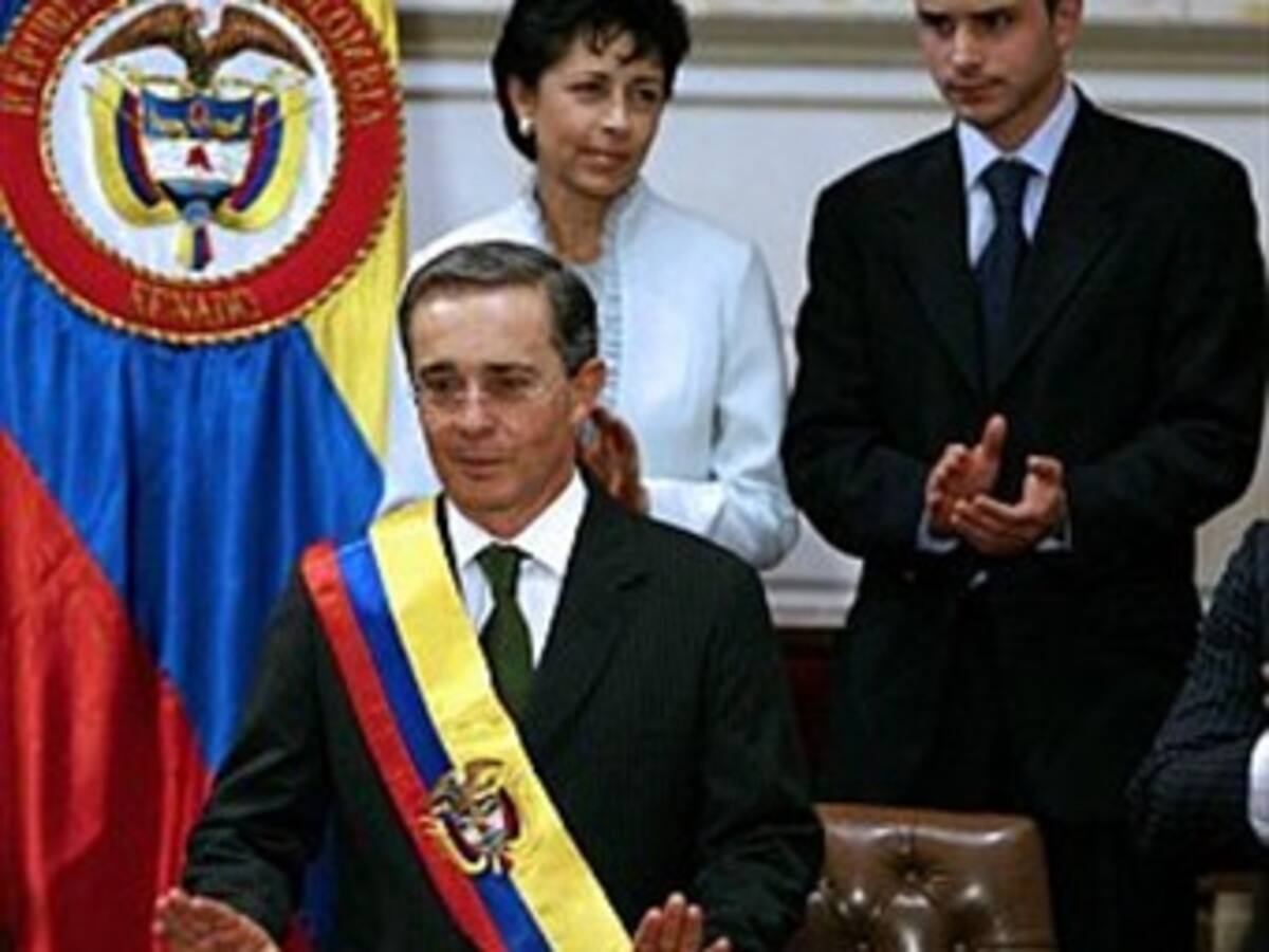 Gobierno y ponentes del referendo cambian artículo para que Uribe pueda ser reelegido en el 2010