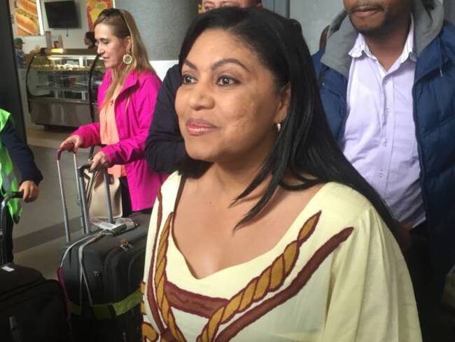 Ex gobernadora de La Guajira investigada por la Fiscalía regresó de EEUU