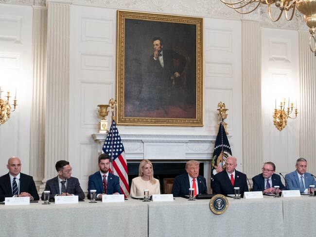 Washington (United States of America), 05/06/2025.- United States President Donald Trump (C) participates in a Roundtable Discussion with members of the Fraternal Order of Police at the White House in Washington, DC, USA, 05 June 2025. (Estados Unidos) EFE/EPA/CHRIS KLEPONIS / POOL