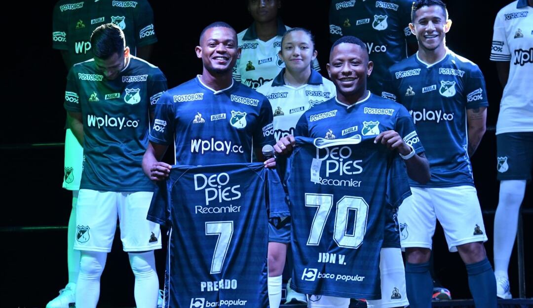 Harold Preciado y Jhon Vásquez en la presentación de la nueva camiseta del Deportivo Cali en 2021
