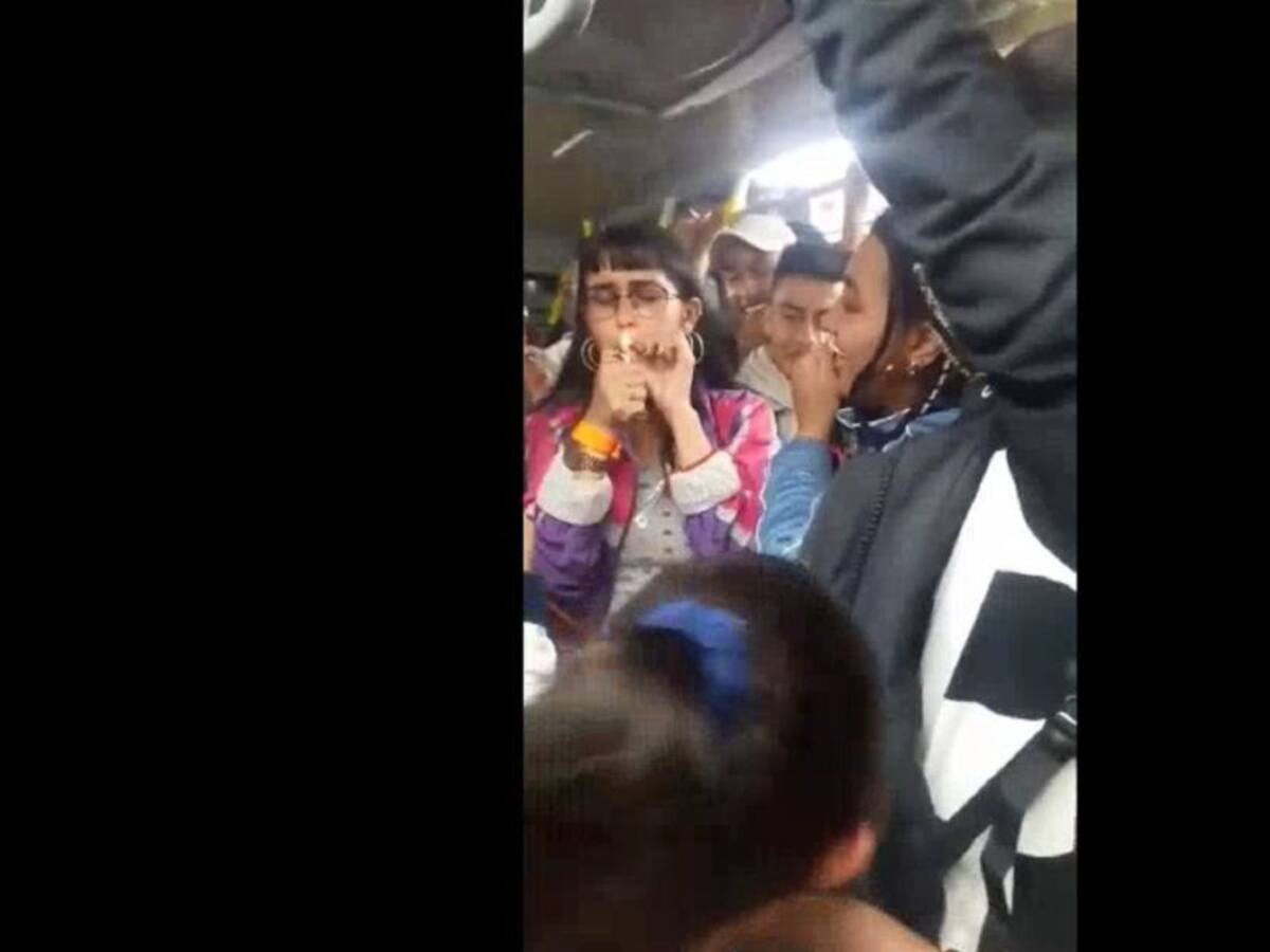 Jóvenes se grabaron consumiendo marihuana en un bus de Transmilenio