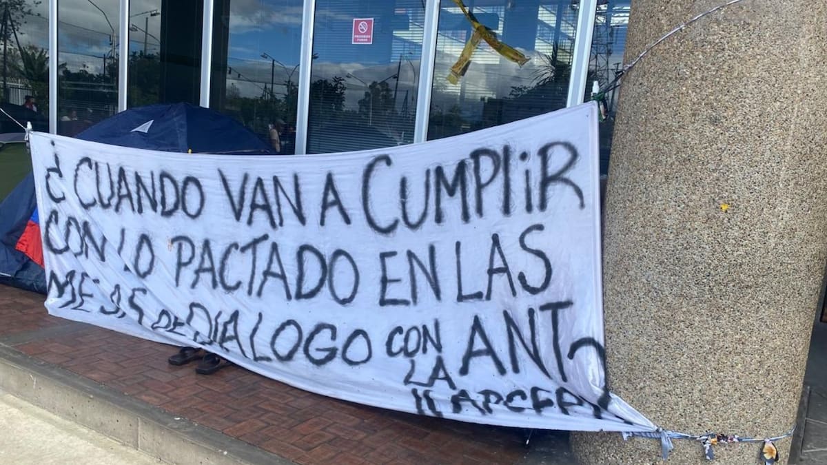 Campesinos protestan ante la Agencia Nacional de Tierras
