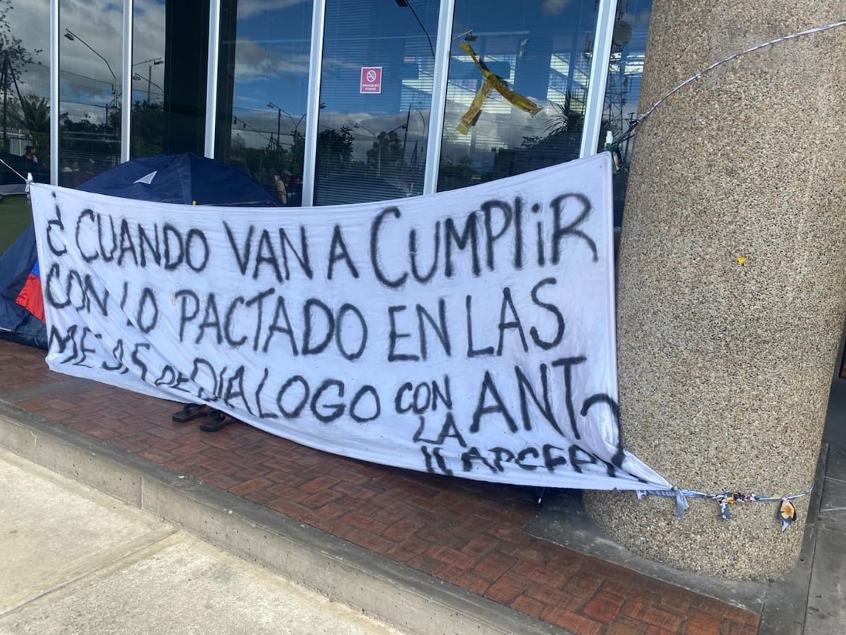 Campesinos protestan ante la Agencia Nacional de Tierras