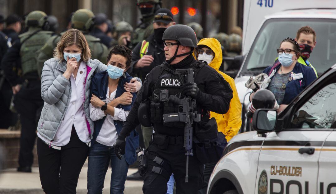 La Policía ayuda a las víctimas en el supermercado de Boulder, Colorado 