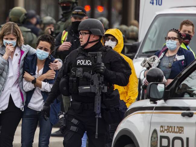 La Policía ayuda a las víctimas en el supermercado de Boulder, Colorado