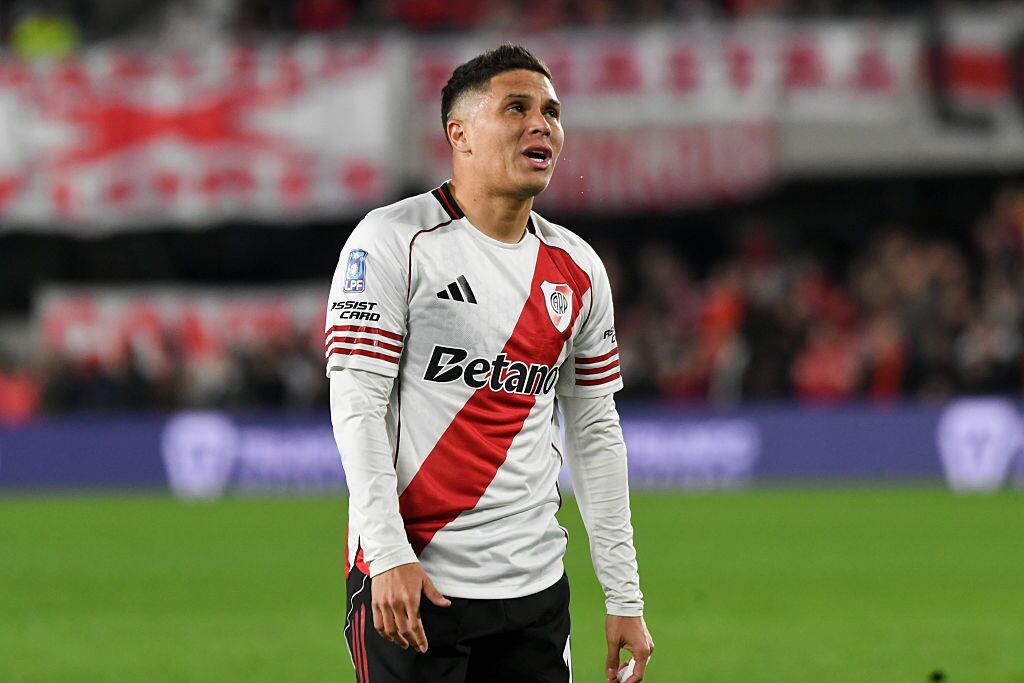 Prensa argentina reacciona a posible salida de Juanfer de River Plate: “El entrenador no lo valoró”. (Photo by Pablo Elias/NurPhoto via Getty Images)
