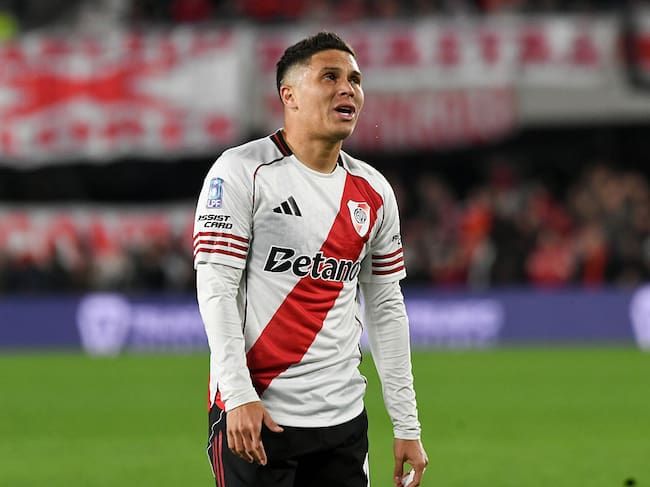 Prensa argentina reacciona a posible salida de Juanfer de River Plate: “El entrenador no lo valoró”. (Photo by Pablo Elias/NurPhoto via Getty Images)