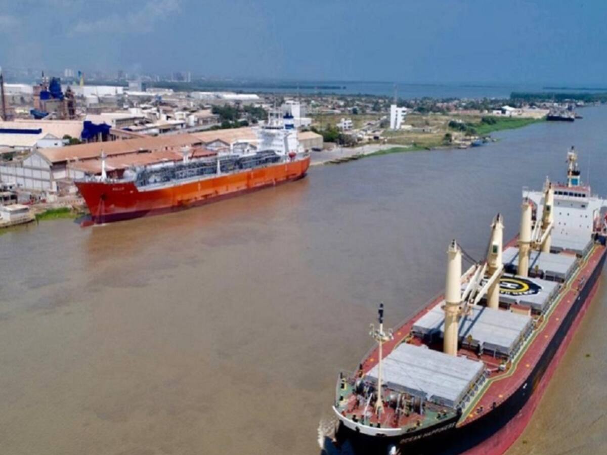 Este martes ingresaría buque que desvió por restricciones en el puerto