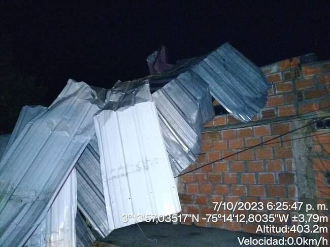 Arboles caídos, casas destechadas y cuerdas del sistema eléctrico fuera de servicio.