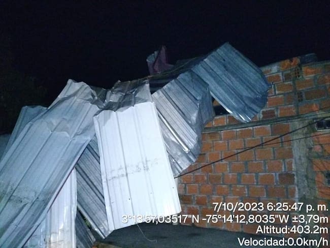 Arboles caídos, casas destechadas y cuerdas del sistema eléctrico fuera de servicio.